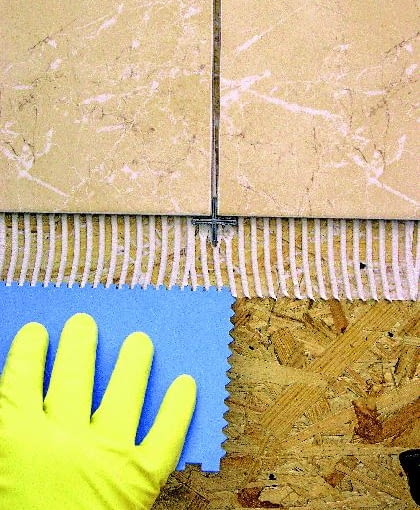 Na płyty OSB stosuje się kleje o podwyższonej przyczepności klej do płytek, układanie płytek