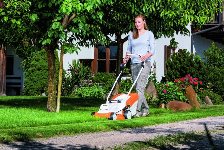 Kosiarka akumulatorowa idealna do pielęgnacji niewielkich trawników. Jest lekka, łatwa w transporcie, ma składany kosz na trawę o poj. 30 l oraz wskaźnik napełnienia Kosiarka akumulatorowa idealna do pielęgnacji niewielkich trawników. Jest lekka, łatwa w transporcie, ma składany kosz na trawę o poj. 30 l oraz wskaźnik napełnienia