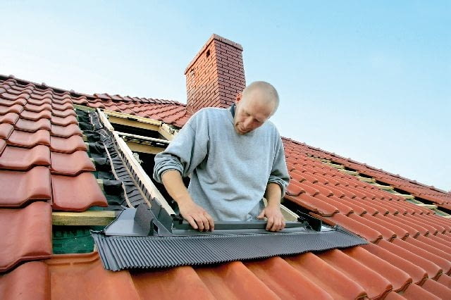 Następnym elementem jest kołnierz uszczelniający, który składa się z kilku elementów wykonanych z blachy (górnego, dolnego, bocznych, a czasem także przedłużających) oraz elastycznego fartucha 17.11.2006 WARSZAWA MONTARZ OKNA DACHOWEGO NA PODDASZU KROK PO KROKU SESJA DLA MIESIECZNIKA LADNY DOM FOT TOMASZ WAWER / AGENCJA GAZETA