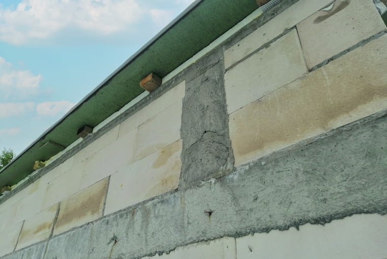 Wieńce robi się na wszystkich ścianach zewnętrznych oraz na wewnętrznych ścianach nośnych. Takimi żelbetowymi usztywnieniami zwieńcza się również ściany ostatniej kondygnacji, które dźwigają więźbę i dach