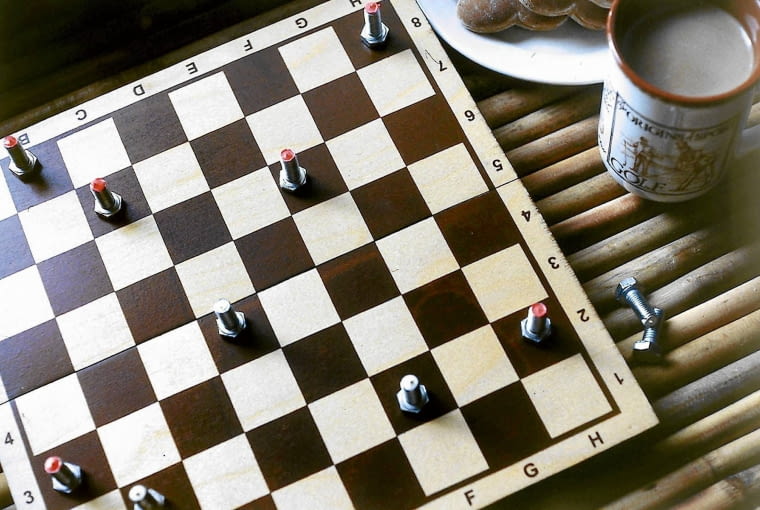 WARCABY GRA PIONKI WYKONANE ZE SRUB FOT. MILENA LAKOMSKA PUBLIKACJA CZTERY KATY NR 12 (147) - 12.2003 SLOWA KLUCZOWE: ZABAWKI PLASTYKA ZDJĘCIE DO WKŁADKI: PUBLIKACJA CZTERY KATY NR 12 (147) - CZASOPISMA