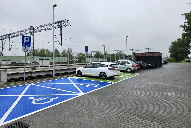 Dworzec w Tłuszczu - otoczenie Dworzec w Tłuszczu - otoczenie