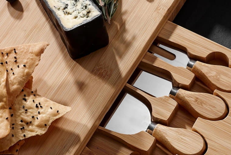 Komplet – deski do serwowania serów i noży Fromagerie (Ladelle), 5 elem. 229,90 zł, westwing.pl Komplet – deski do serwowania serów i noży Fromagerie (Ladelle), 5 elem. 229,90 zł, westwing.pl