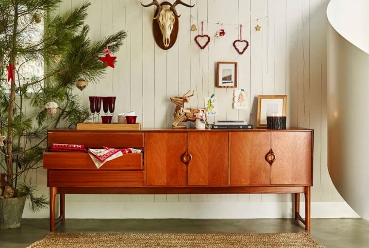 ZARA Home: czarna świeca w kształcie pnia - 89,90 zł; ozdoby w kształcie serc z dzwoneczkami - 39,90 zł (3 szt.); drewniany renifer - 139 zł; ozdoby w kształcie gwiazd - 35,90 zł (2 szt.). święta, boże narodzenie, ZARA Home