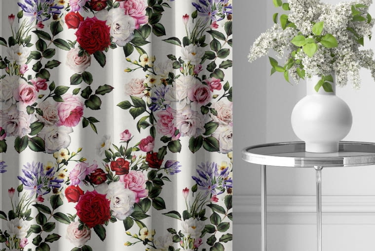 Róże to kwiaty kojarzone głównie z latem, ale wiele odmian kwitnie nawet późną jesienią, warto więc wykorzystać ten motyw np. do dekoracji okna.