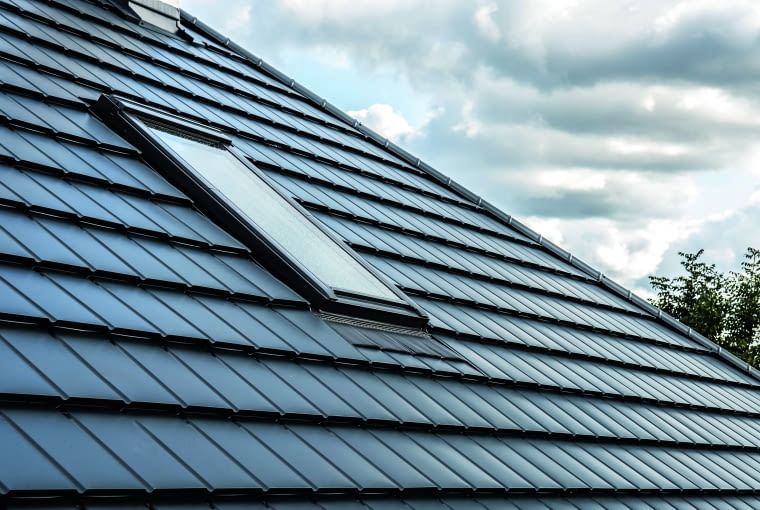 Mówiąc o pokryciu ze stali, nie można zapomnieć o powłoce zewnętrznej, której zadaniem jest ochrona metalu przed szkodliwymi czynnikami atmosferycznymi, takimi jak promieniowanie UV, kwaśne deszcze oraz korozja Mówiąc o pokryciu ze stali, nie można zapomnieć o powłoce zewnętrznej, której zadaniem jest ochrona metalu przed szkodliwymi czynnikami atmosferycznymi, takimi jak promieniowanie UV, kwaśne deszcze oraz korozja