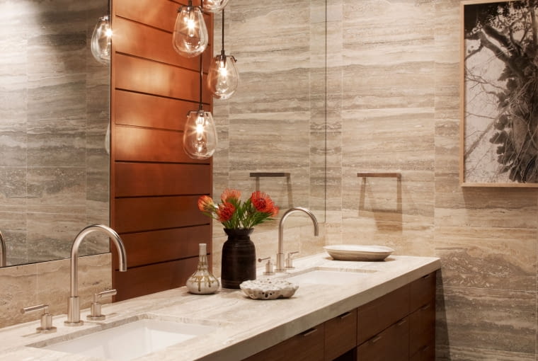 W łazienkach dwie armatury Tara z uchwytami w kolorze szczotkowanej platyny. Klasyka designu stylowo współgra z kolorem naturalnego kamienia. W łazienkach dwie armatury Tara z uchwytami w kolorze szczotkowanej platyny. Klasyka designu stylowo współgra z kolorem naturalnego kamienia.