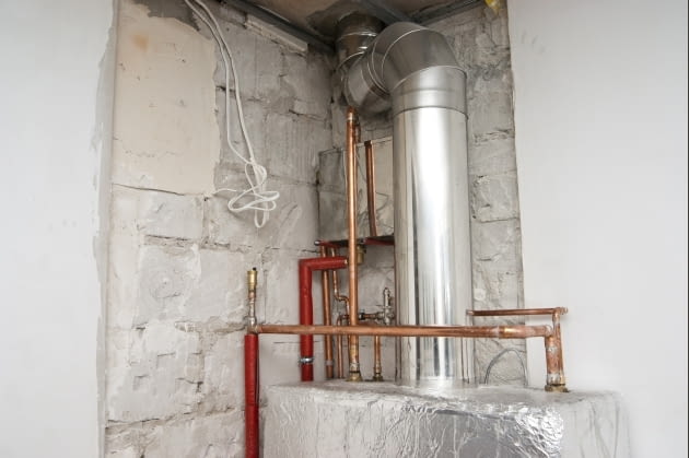 Kominek z płaszczem wodnym powinien być zabezpieczony naczyniem wzbiorczym przed nadmiernym wzrostem ciśnienia w instalacji grzewczej Kominek z płaszczem wodnym powinien być zabezpieczony naczyniem wzbiorczym przed nadmiernym wzrostem ciśnienia w instalacji grzewczej