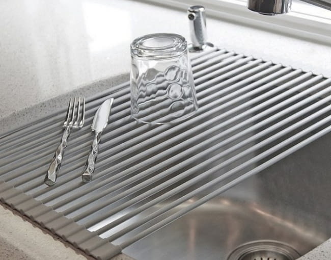 Banale rozwiązanie, ale jakże pomysłowe. Kratka na zlewozmywak zapewni nam ociekacz do naczyń.