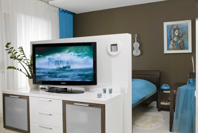 Sypialnia w salonie WNETRZA SYPIALNIA SCIANKA GIPSOWO - KARTONOWA DZIELAJACA SYPIALNIE OD CZESCI WYPOCZYNKOWEJ , TELEWIZOR STYLIZACJA DOROTA KARPINSKA FOT. RAFAL LIPSKI PUBLIKACJA CZTERY KATY NR 2 (208) - 2 2009 PUBLIKACJA CZTERY KATY NR 2 (232) - 2 2011 PUBLIKACJA CZTERY KATY NR 1 (243) - 1 2012 + DODATEK SYPIALNIA NASTROJOWA I WYGODNA SLOWA KLUCZOWE: WNETRZA SYPIALNIE RTV