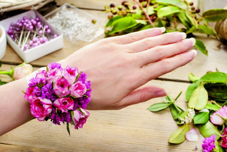 Końcami wstążki obwiązujemy nadgarstek - i bransoletka gotowa. Po jej zdjęciu końce łodyżek można umieścić w wodzie - może posłuży nam powtórnie?