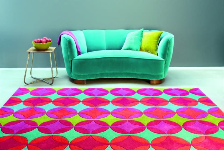 Kolory znowu czyste. Posyp sodą oczyszczoną, spryskaj wodą, zostaw na noc, a następnego dnia odkurz - to prosty sposób na odświeżenie dywanu (soda neutralizuje też przykre zapachy). Gumy do żucia pozbędziesz się, przykładając do niej kostki lodu. Gdy stwardnieje, rozkruszy się i odpadnie. Rozlał ci się wosk? Ułóż na nim kilka warstw papieru toaletowego, przyłóż rozgrzane żelazko. Pod wpływem ciepła parafina wsiąknie w papier i po plamie nie będzie śladu.