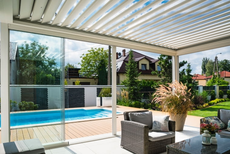 Drzwi przesuwne umożliwiają dowolne przesuwanie ścianek, co pozwala dostosować przestrzeń pergoli do aktualnych potrzeb. Można wybrać różne rodzaje szkła oraz kolory ram Drzwi przesuwne umożliwiają dowolne przesuwanie ścianek, co pozwala dostosować przestrzeń pergoli do aktualnych potrzeb. Można wybrać różne rodzaje szkła oraz kolory ram