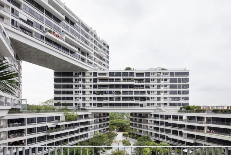 Interlace: apartamentowiec w Singapurze zaprojektowany przez OMA i Ole Sheerena. Wertykalna wioska złożona z 31 bloków poukładanych na sobie niczym klocki wokół zielonych dziedzińców.