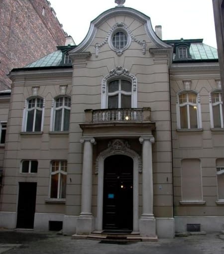 Pałacyk Rusieckiego - eklektyczny pałacyk z 1912 roku powstał na zamówienie Stanisława Ursyna Rusieckiego, który umieścił tam swoją kolekcję sztuki. W czasie Powstania Warszawskiego znajdował się w nim szpital. Od 1954 roku jest siedzibą Federacji Związków Zawodowych Pracowników Kultury i Sztuki. palacyk rusyckiego, warszawa, architektura polska, uwolnij przestrzeń