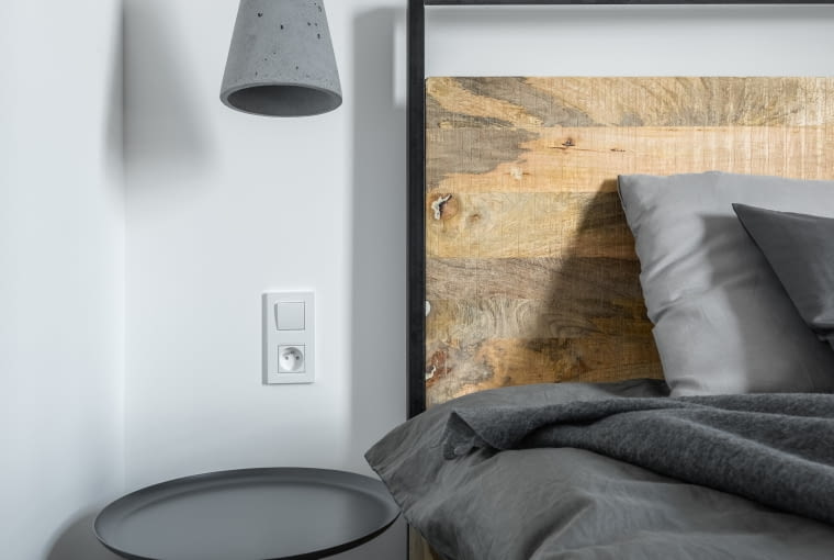 Aranżacja mieszkania: szarości i czerwona cegła