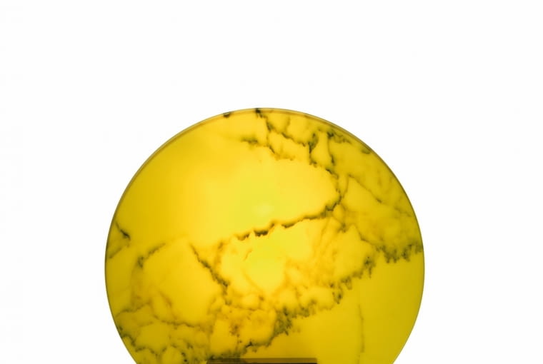 zaćmienie księżyca Lampa Acid Marble wygląda jak świetlista planeta. Zrobiona została z dwóch rodzajów marmuru i żółtego szkła. Od 10 460 zł, Lee?Broom/Mesmetric