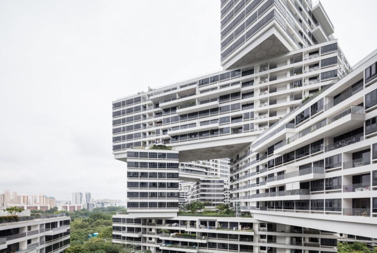 Interlace: apartamentowiec w Singapurze zaprojektowany przez OMA i Ole Sheerena. Wertykalna wioska złożona z 31 bloków poukładanych na sobie niczym klocki wokół zielonych dziedzińców.