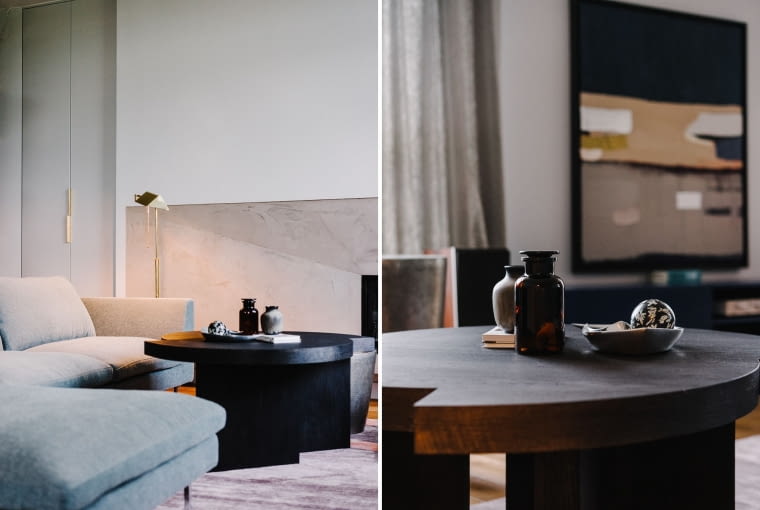 Większość mebli, w tym drewniany stolik o fantazyjnym kształcie z olejowanego dębowego drewna, zostały wykonane na zamówienie wg projektu studia.