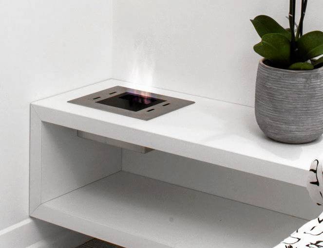 SYPIALNIA. Biokominek (palenisko, bez ozdobnej obudowy) został zainstalowany w stoliku nocnym zrobionym na wymiar.