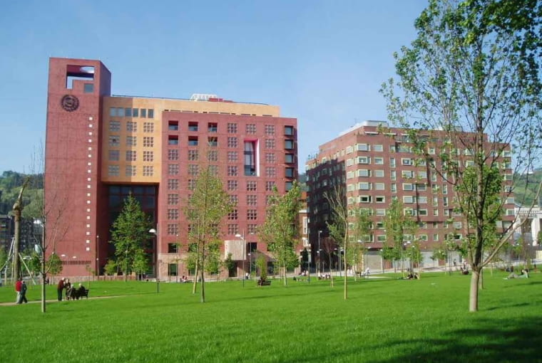Bilbao aby przyciągnąć rzesze turystów musiało też postawić na rozbudowę bazy hotelowej. Te stanowią często prawdziwe dzieła współczesnej architektury. Jednym z najciekawszych hoteli jest Sheraton Abandoibarra Hotel projektu pracowni Legorreta Legorreta. Budynek jest częścią planu urbanistycznego Ria 2000, który opracował amerykański architekt Cesara Pelli. Na terenie Abandoibarra, które stanowiło zaniedbaną przemysłową strefę oddzielającą Stare Miasto od rzeki powstała zupełnie nowa dzielnica z budynkami biurowymi, mieszkalnymi i usługowymi. architektura, top 10, hiszpania, frank gehry, bilbao, budynek