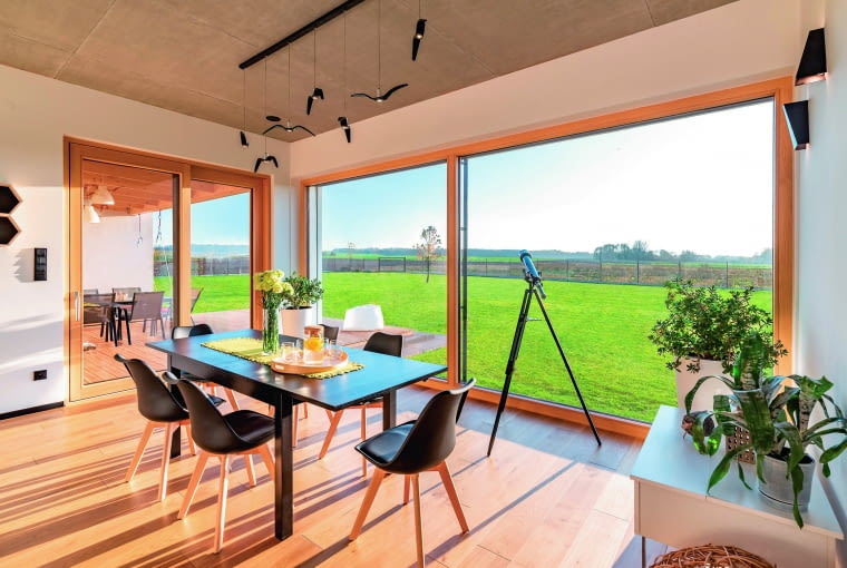 Duża powierzchnia przeszkleń w ścianach zewnętrznych zapewnia lepszy dostęp do naturalnego światła słonecznego