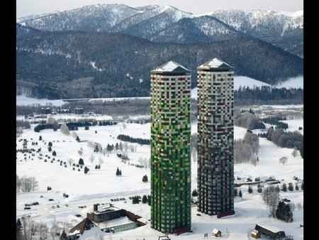 Alpha Tomamu Towers, po niedawnej modernizacji projektu Klein Dytham architecture najbardziej kolorowy górski hotel na świecie. 121-metrowe wieże górują nad japońskim kurortem Tomamu, ale dzięki barwnym elewacjom wtapiają się w zmieniający pejzaż. japonia, modernizacja, kolor, wieżowiec, hotel