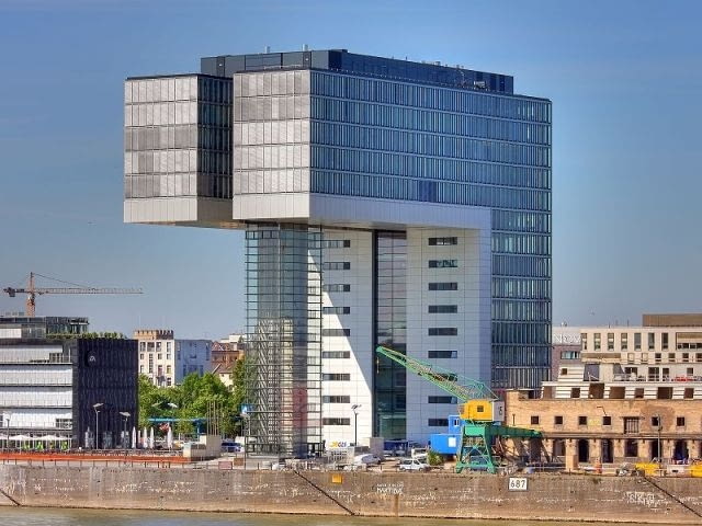 Kranhaus w Kolonii, czyli zespół biurowy, który wygląda jak zrealizowana idea Wygładzaczy Chmur El Lissitzky`ego niemcy, wieżowiec, biurowiec, budynek, realizacja