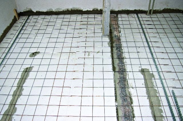 Jastrychy zbroi się siatką z prętów (grubości 3-4 mm) o oczkach 10x10 lub 15x15 cm.