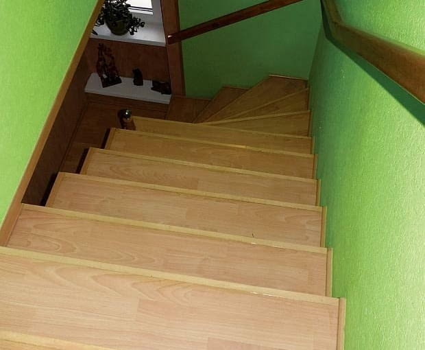 Schody wykończone panelami podłogowymi