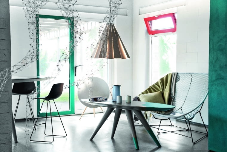 Stolik kawowy marki Azzi Design, proj. Paweł Kaczmarczyk, ażurowa sofa firmy Boqa, okrągły głośnik Bang & Olufsen, hokery LaPalma. Postindustrialną surowość wnętrza ocieplają turkusowe i czerwone elementy. Stolik kawowy marki Azzi Design, proj. Paweł Kaczmarczyk, ażurowa sofa firmy Boqa, okrągły głośnik Bang & Olufsen, hokery LaPalma. Postindustrialną surowość wnętrza ocieplają turkusowe i czerwone elementy.