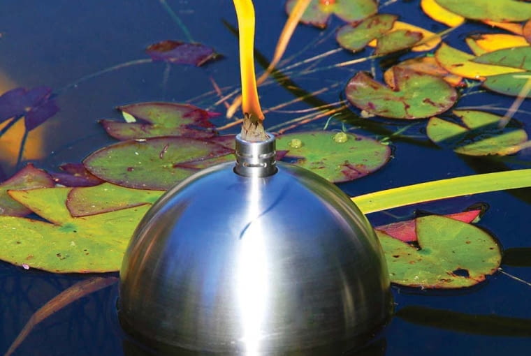 FIAP premiumdesign FireBall/AQUAFLORA. Pochodnia może być umieszczona na tafli wodnej lub postawiona w ogrodzie; charakteryzuje się ponadczasową formą. Cena: 404 zł, www.aquaflora.pl