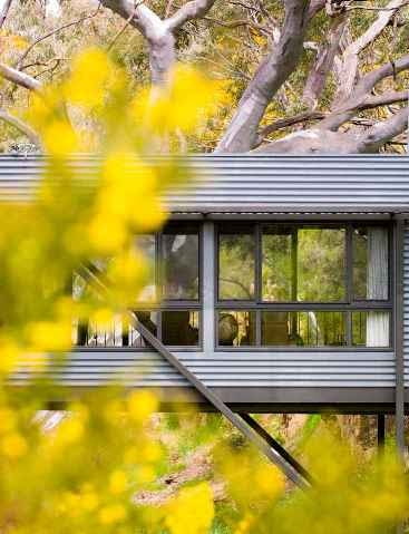 Dom most w Australii autorstwa Max Pritchard Architect zbudowano nad potokiem w pobliżu Adelajdy zrównoważone budownictwo, konstrukcja, Australia, ekologia, kontener, most, dom jednorodzinny