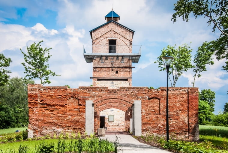 Park na Podzamczu w Łęcznej - ruiny folwarku Park na Podzamczu w Łęcznej - ruiny folwarku
