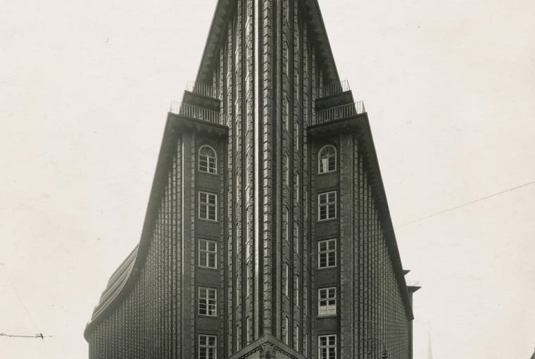 Chilehaus w Hamburgu, 1922-1924. Projekt: Fritz Höger Fotografie Carl oraz Adolf Dransfeld Landesmuseum Oldenburg Nowa sztuka budowania! Architektura modernizmu w fotografii i książce - nowa wystawa w Muzeum Architektury we Wrocławiu