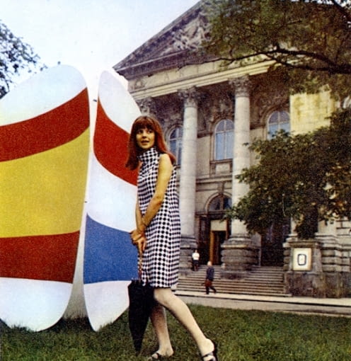 Sesja mody do czasopisma 'Polska' wśród form zaprojektowanych przez S. Zamecznika przed warszawską Zachętą wwb2, warszawa w budowie, muzeum, festiwal