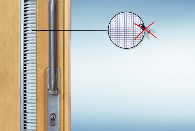 Aby zachować właściwy przepływ powietrza, w oknach stosuje się systemy okuć z mikrorozszczelnieniem oraz różnego rodzaju nawiewniki