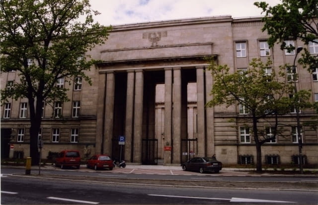 Ministerstwo Edukacji Narodowej. Budynek oddany do użytku w 1930 roku był pierwszą nowo wybudowaną siedzibą ministerialną II RP. Wystrój wnętrz utrzymany w stylu art déco zachował się prawie w nienaruszonym stanie. Obejrzymy przestrzenie dostępne na co dzień tylko dla pracowników ministerstwa, poznamy przy tym historię kilku szczególnych gabinetów. MEN, warszawa, klasycyzm redukcyjny, uwolnij przestrzen, polska architektura