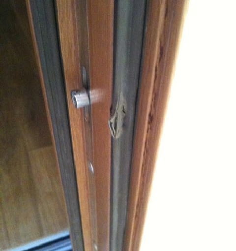 Uszkodzenie uszczelki okiennej stolarka okienna,okna drewniane,uszczelki w oknie