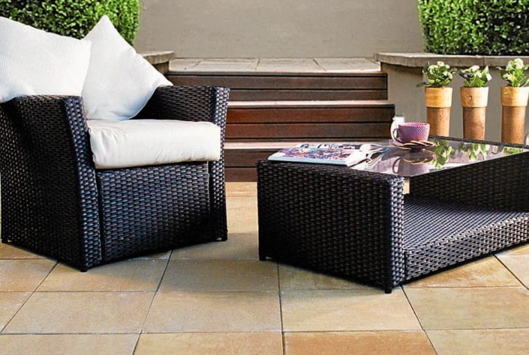 TARAS Z BETONOWYCH PŁYT do złudzenia imitujących naturalny piaskowiec.