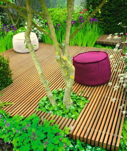 Podłoga z drewna egzotycznego zamiast trawy? Czemu nie! Jest trwała, nie trzeba jej podlewać ani strzyc.