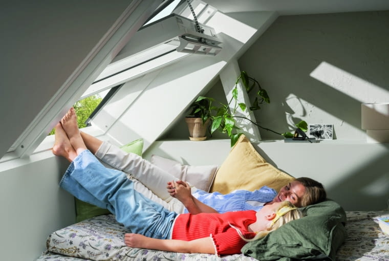 Produkty elektryczne obejmują też okna dachowe oraz osłony okienne, dzięki czemu można łatwo przewietrzyć, skontrolować ilość wpadającego światła lub ochronić dom przed deszczem