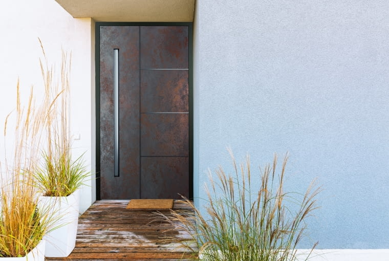 Nowoczesne drzwi do domu są wykonane z wytrzymałych materiałów, które nie odkształcają się i nie ulegają uszkodzeniom w wyniku zmian temperatury i ekspozycji na słońce Nowoczesne drzwi do domu są wykonane z wytrzymałych materiałów, które nie odkształcają się i nie ulegają uszkodzeniom w wyniku zmian temperatury i ekspozycji na słońce