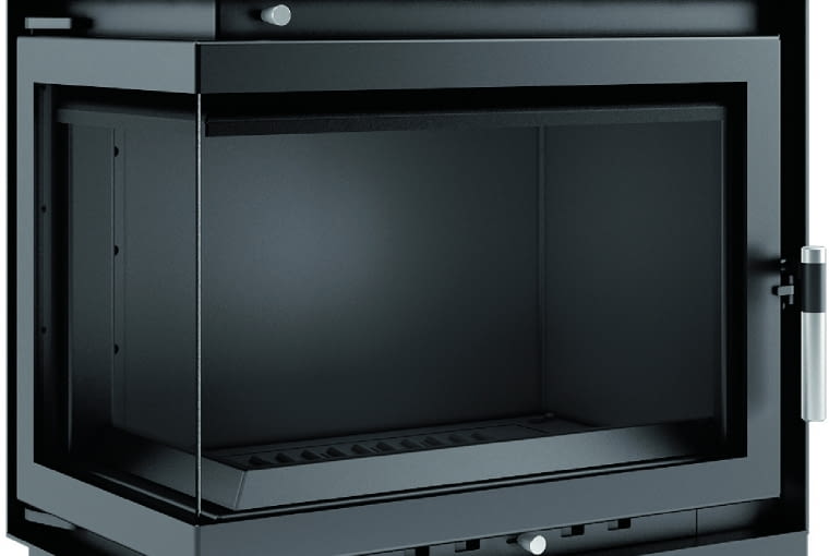 Maja 12 prawy BS/KRATKI.PL | Moc grzewcza: 6-15 kW | sprawność: 75% | materiał: żeliwo szare klasy 200, stal kotłowa 4 mm | wymiary (wys./szer./gł.): 802,5 x 675 x 40,75 mm | cechy: wkład kominkowy z dwoma szybami zestawionymi ze sobą pod kątem prostym (szyby łączone bez szprosu), wbudowana wężownica, kierownica powietrza (nawiew na szybę), żaroodporna ceramika szklana, regulacja dopływu powietrza poprzez popielnik. Cena: 4244 zł, www.kratki.pl Maja 12 prawy BS/KRATKI.PL | Moc grzewcza: 6-15 kW | sprawność: 75% | materiał: żeliwo szare klasy 200, stal kotłowa 4 mm | wymiary (wys./szer./gł.): 802,5 x 675 x 40,75 mm | cechy: wkład kominkowy z dwoma szybami zestawionymi ze sobą pod kątem prostym (szyby łączone bez szprosu), wbudowana wężownica, kierownica powietrza (nawiew na szybę), żaroodporna ceramika szklana, regulacja dopływu powietrza poprzez popielnik. Cena: 4244 zł, www.kratki.pl