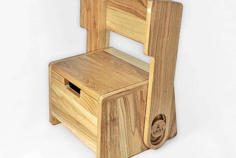 Trzy w jednym. Mebel SCHESTAIR pełni funkcję siedziska, podnóżka i schowka, 49 x 39 cm, wys. 24 cm. 699 zł, dawanda.pl/LAAS Furniture Trzy w jednym. Mebel SCHESTAIR pełni funkcję siedziska, podnóżka i schowka, 49 x 39 cm, wys. 24 cm. 699 zł, dawanda.pl/LAAS Furniture