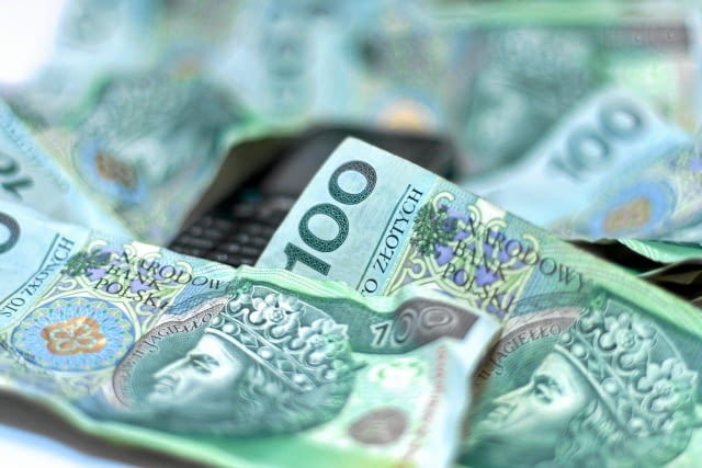 30.12.2009 LOMZA . BANKNOTY O NOMINALACH STO ZLOTYCH . POLSKIE PIENIADZE . FOT. JACEK BABIEL / AGENCJA GAZETA