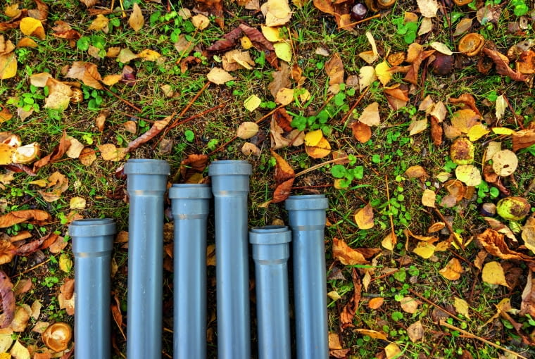 Realizacja przyłączy, w tym wodno-kanalizacyjnego, zależy przede wszystkim od odległości pomiędzy konkretną działką budowlaną a już istniejącą siecią. Im jest ona mniejsza, tym łatwiejsze i tańsze staje się wykonanie przyłączy poszczególnych mediów