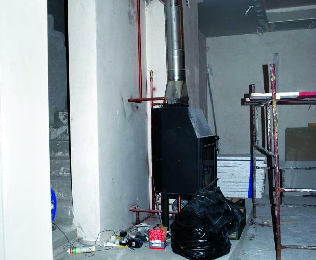 Do ogrzewania wykańczanego domu można wykorzystać wkład kominkowy ogrzewanie, kominek