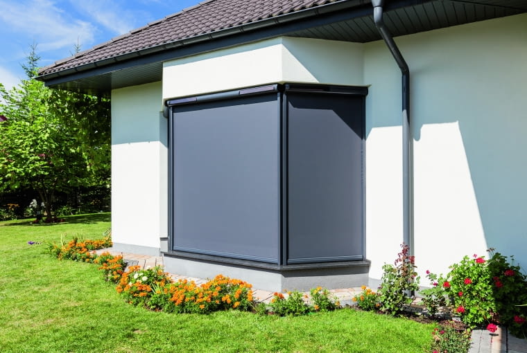 Rozwinięta markiza w ciągu słonecznego dnia chroni wnętrze przed przegrzewaniem Rozwinięta markiza w ciągu słonecznego dnia chroni wnętrze przed przegrzewaniem