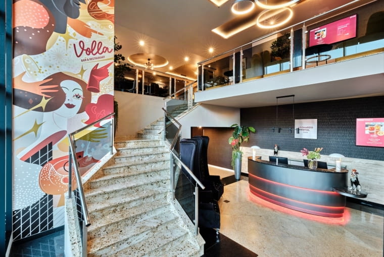 Mural „Stan Nieważkości” w hotelu Leonardo Royal Warsaw